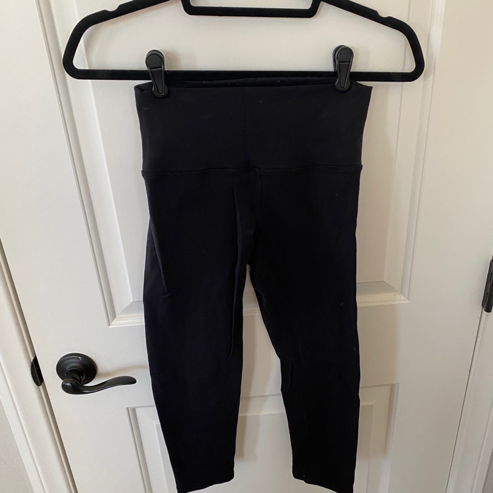 Alo high rise capri leggings with exposed line